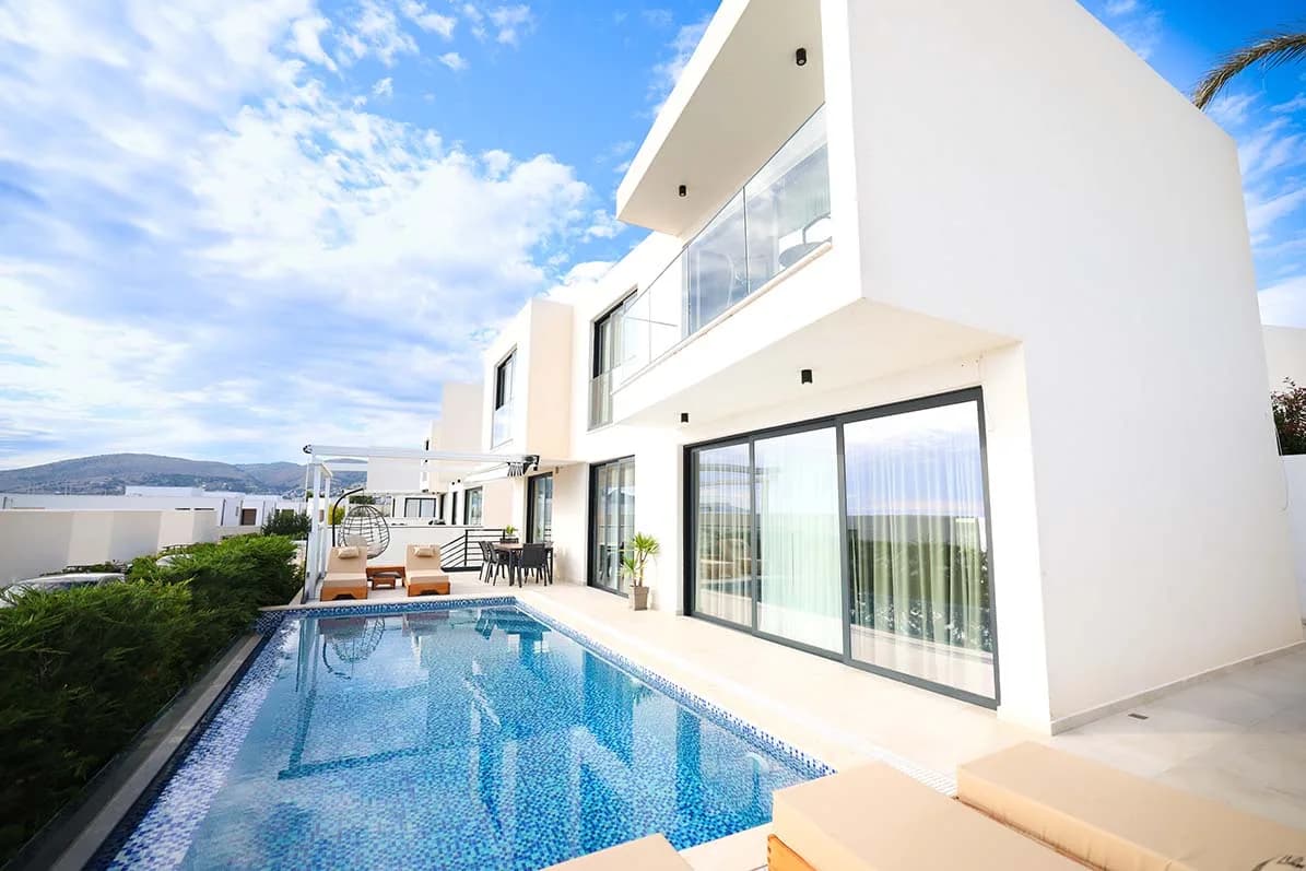 Vila Gold — Interier i ngrohtë, horizonte të hapura